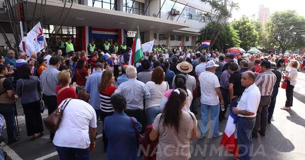 La Nación / Asegurados de IPS protestan por falta de medicamentos