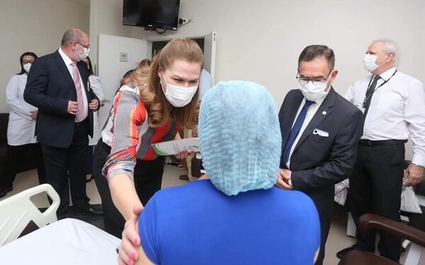 Ministra de Salud destaca avances en trasplantes renales durante visita a pacientes en CDE