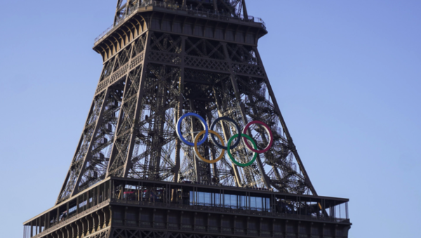 Versus / Los anillos olímpicos ya lucen en la Torre Eiffel