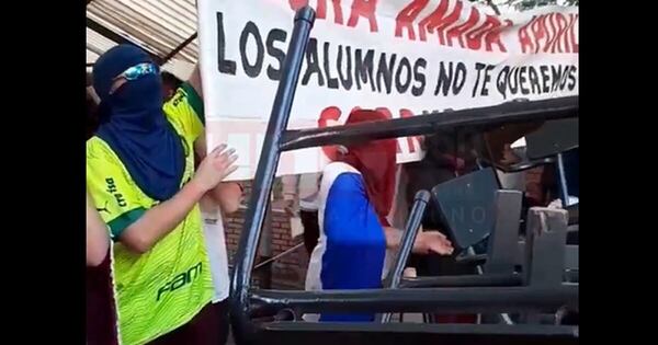 La Nación / Alumnos de Colegio Ysaty exigen la salida de la directora