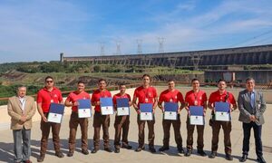 Directores distinguen a bomberos de ITAIPU por su labor en inundaciones en Río Grande do Sul