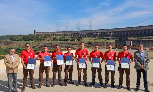 Directores distinguen a bomberos de ITAIPU por su labor en inundaciones en Río Grande do Sul