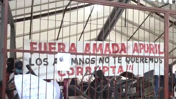 Alumnos vuelven a tomar el colegio Ysaty exigiendo la renuncia de su directora