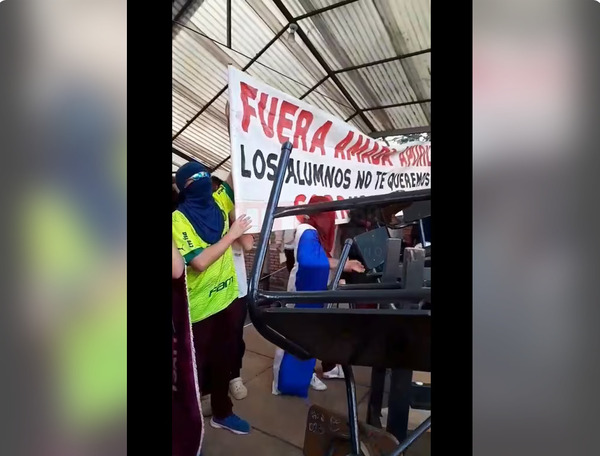 Alumnos toman Colegio Ysaty, exigen la salida de la directora