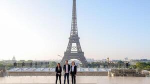 La Torre Eiffel exhibe los 5 aros olímpicos