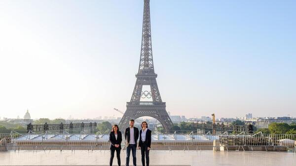 La Torre Eiffel exhibe los 5 aros olímpicos
