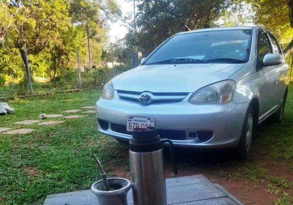 Robacoches hurtan auto de una ama de casa en Luque •