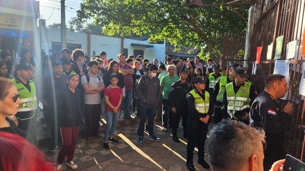Estudiantes vuelven a tomar el Colegio Ysaty - ADN Digital
