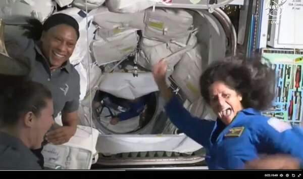 VIDEO: Divertido recibimiento a los astronautas del Boeing en la Estación Espacial - Ciencia - ABC Color