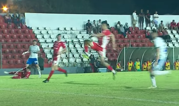 Versus / La insólita mano que condenó a General Caballero a cerrar el Apertura con una nueva derrota
