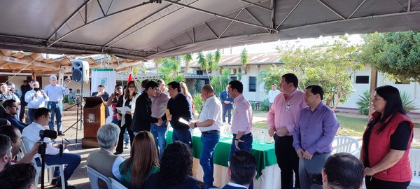 Yacyretá entrega títulos de propiedad, compensaciones a pasantes y donaciones al Hospital Regional de Encarnación
