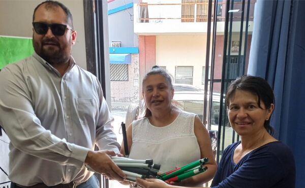 La Unión de Personas con Discapacidad Visual entregó bastones para centro de apoyo de Caaguazú