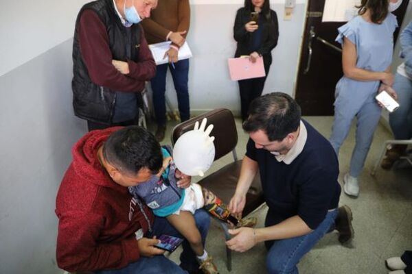 Pequeño usuario de la SENADIS accede a producto de apoyo crucial para su rehabilitación
