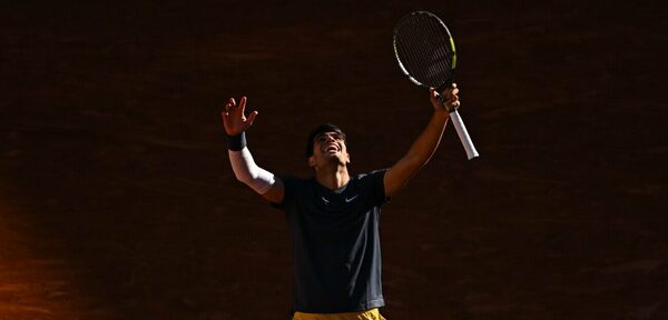 Versus / Alcaraz remonta ante Sinner para alcanzar su primera final en Roland Garros