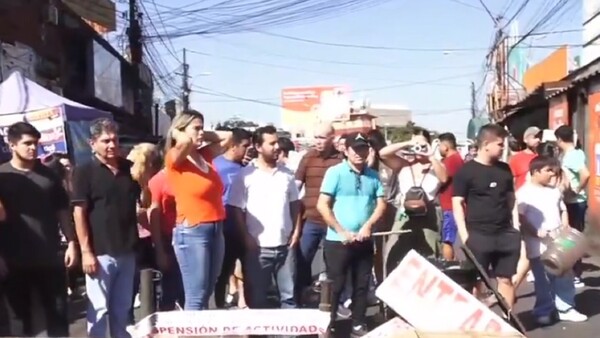 Comerciantes cierran calle Pettirossi tras clausura de galería en Mercado 4