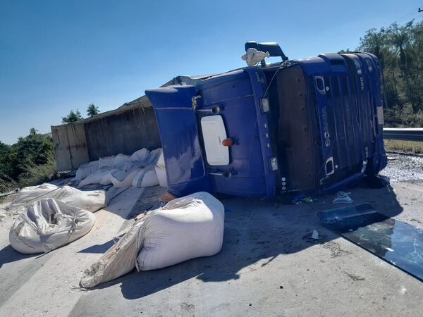 Otro camión de gran porte vuelca en la Ruta Concepción-Vallemí