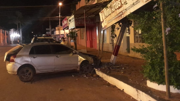 Conductor ebrio, chocó contra una columna de la ANDE y poste de un local comercial - Noticiero Paraguay
