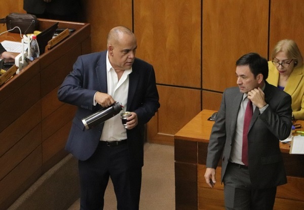 Cisma en el cartismo: El plan de austeridad de Bachi Núñez