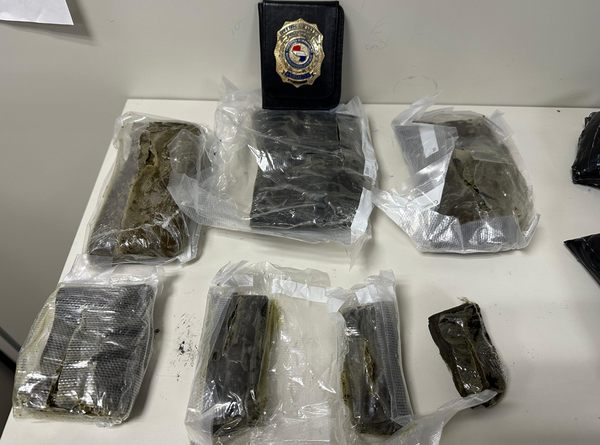 ¡Alerta Aeropuerto!: Interceptan silla para bebé rellena de marihuana - trece