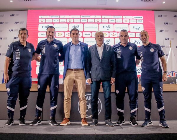 Duscher: "El futbolista paraguayo no debe perder su esencia" · Radio Monumental 1080 AM