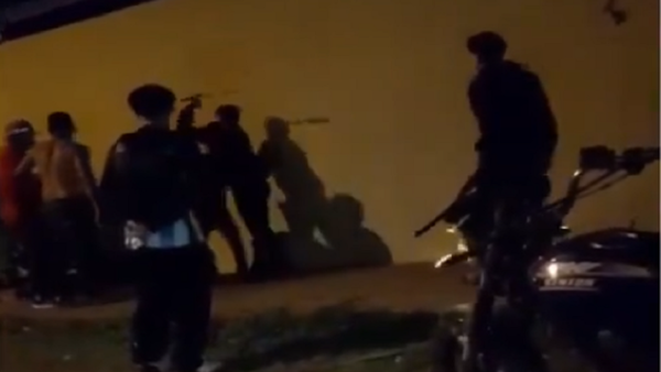 Graban a agente policial golpeando con cachiporra en la cabeza a un joven