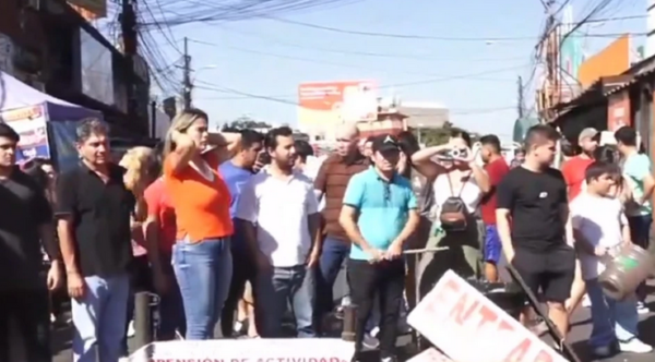 Comerciantes de Bonanza se manifiestan en reclamo al cierre del local