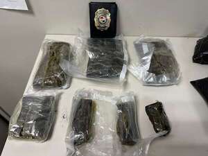 Interceptan silla para bebé rellena con marihuana proveniente de Miami - Policiales - ABC Color