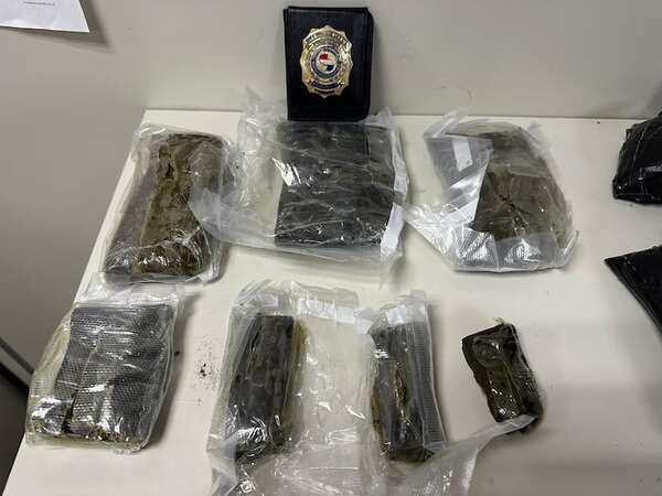 Interceptan silla para bebé rellena con marihuana proveniente de Miami - Policiales - ABC Color
