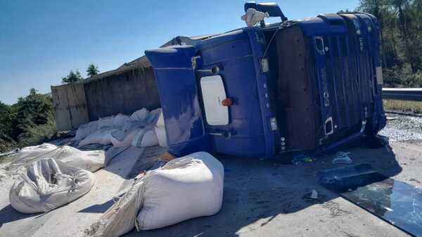 Se repite: Camión de gran porte vuelca en ruta Concepción-Vallemí