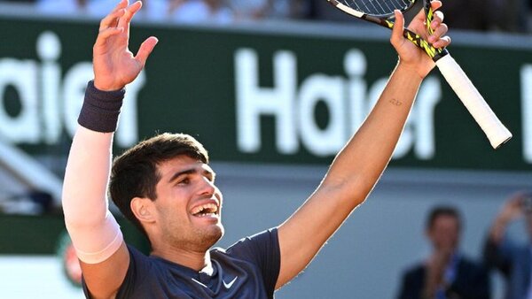 Épica remontada de Alcaraz ante Sinner para jugar su primera final en Roland Garros