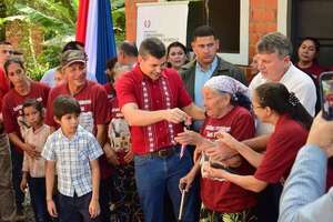 San Bernardino: Santiago Peña prometió brindar más trabajos para la gente del interior durante inauguración de viviendas - Nacionales - ABC Color
