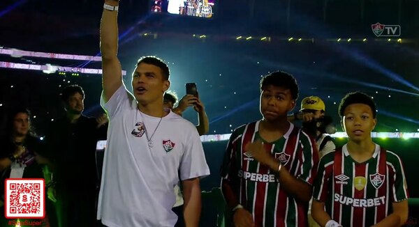 Versus / Hinchas del 'Flu' dan bienvenida a Thiago Silva en el Maracaná