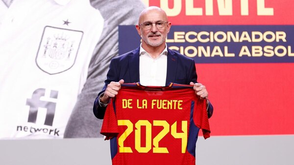 Versus / "Soy muy justo con los que están, hay que dejar fuera a tres", defiende Luis de la Fuente