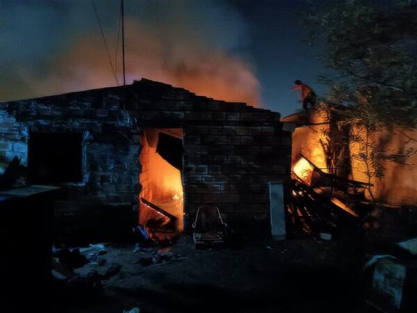Adicto habría quemado la casa de su vecino por supuestamente denunciarlo - Nacionales - ABC Color
