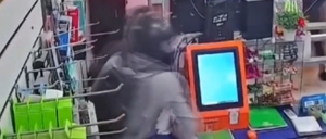 (VIDEO)Joven enfrentó a tres asaltantes y los ahuyentó, pero recibió un refilón