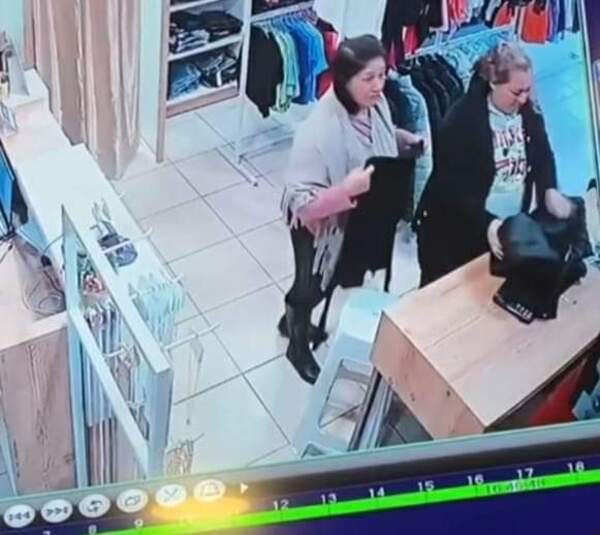 Doñas se pusieron 20 jeans en una vez de un comercio para robarlos