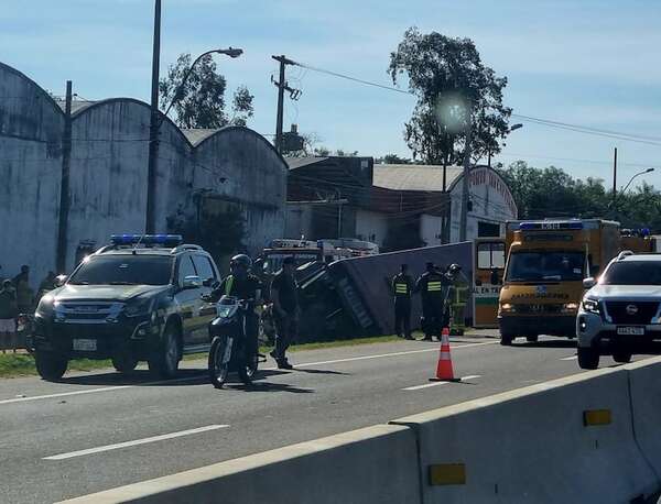 Colectivo cae a una cuneta sobre ruta PY02 y deja ocho heridos - Policiales - ABC Color