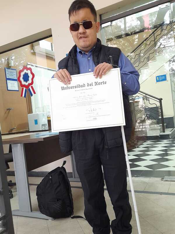 Joven no vidente desafía las adversidades y se gradúa como abogado y escribano público