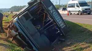 Bus con más de 30 pasajeros vuelca en la compañía Pedrozo