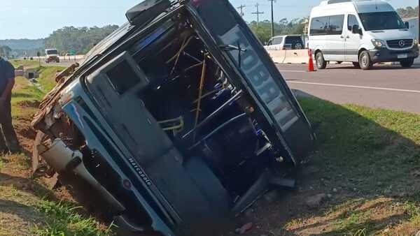 Bus con más de 30 pasajeros vuelca en la compañía Pedrozo