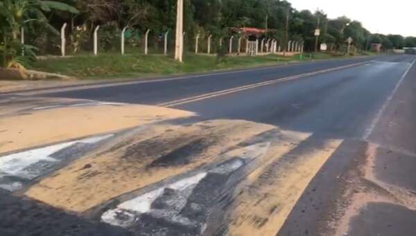 Ceremonia para la foto: solo una de las 14 lomadas en ruta Pirayú - Paraguarí fue retirada, denuncian - Nacionales - ABC Color