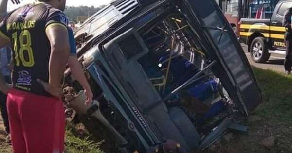 La Nación / Bus sufrió falla mecánica y cayó en la banquina con 35 pasajeros