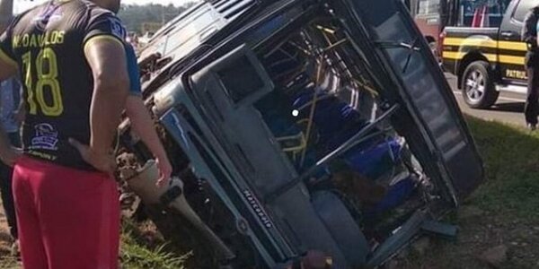 Bus sufrió falla mecánica y cayó en la banquina con 35 pasajeros