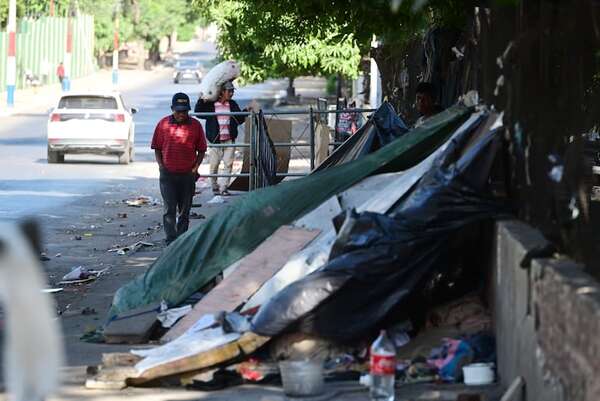 Pequeños grupos de comunidades indígenas permanecen acampando frente al Indi - Nacionales - ABC Color
