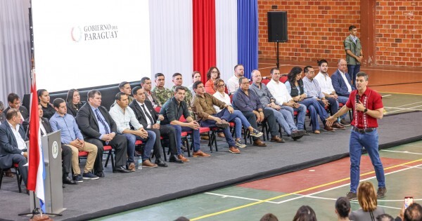 Peña desembarca en Central y se muestra con Estigarribia por primera vez desde Hambre Cero