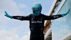 Versus / Russell y Verstappen marcan tiempos idénticos, pero el británico se lleva la "pole"