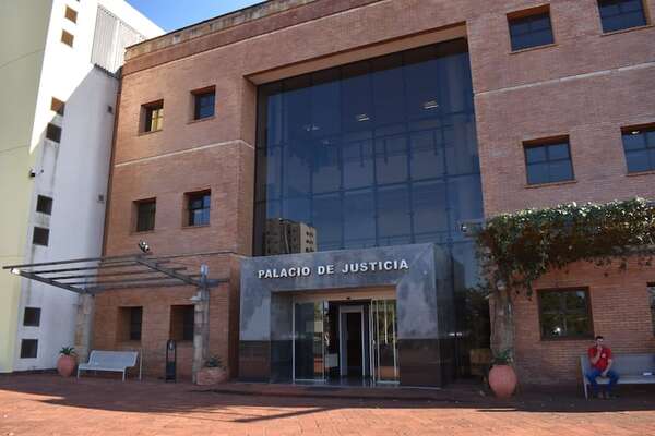 Imputan a actuario que presuntamente falsificó resolución para beneficiar a supuesto sicario - Nacionales - ABC Color