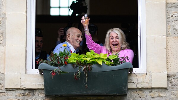 Veterano de la II Guerra Mundial de 100 años se casa en Normandía tras conmemoración del "Día D"