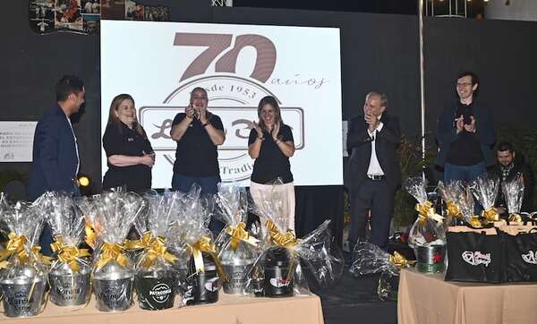 Alegre festejo por los 70 años de Lido Bar - Empresariales - ABC Color