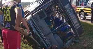La Nación / Bus sufrió falla mecánica y cayó con 35 pasajeros